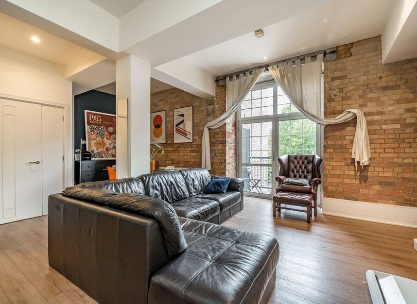 Flat Morris Road in Greater London