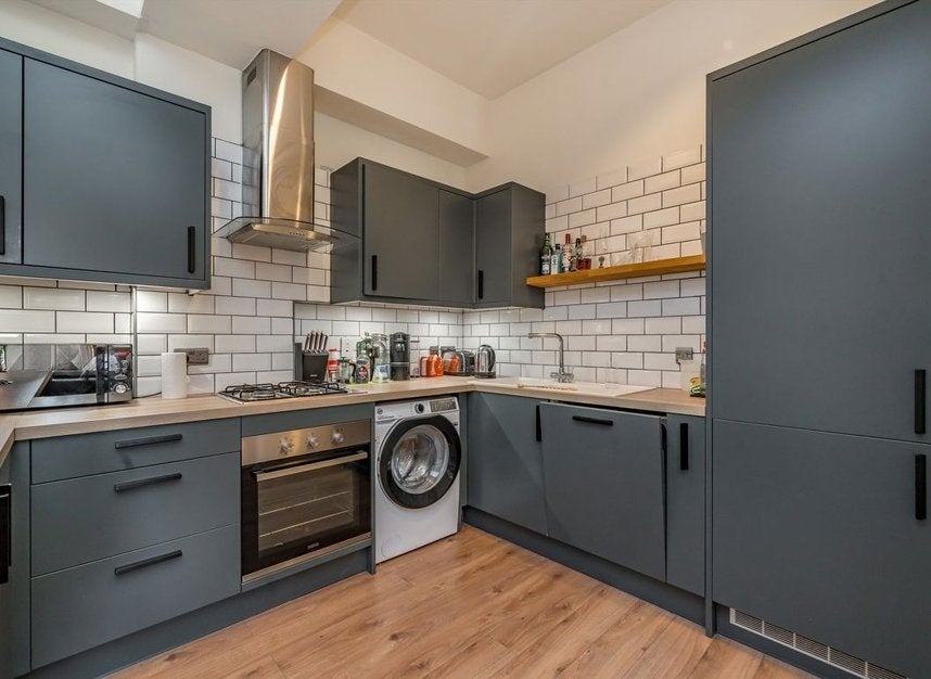 Flat Morris Road in Greater London