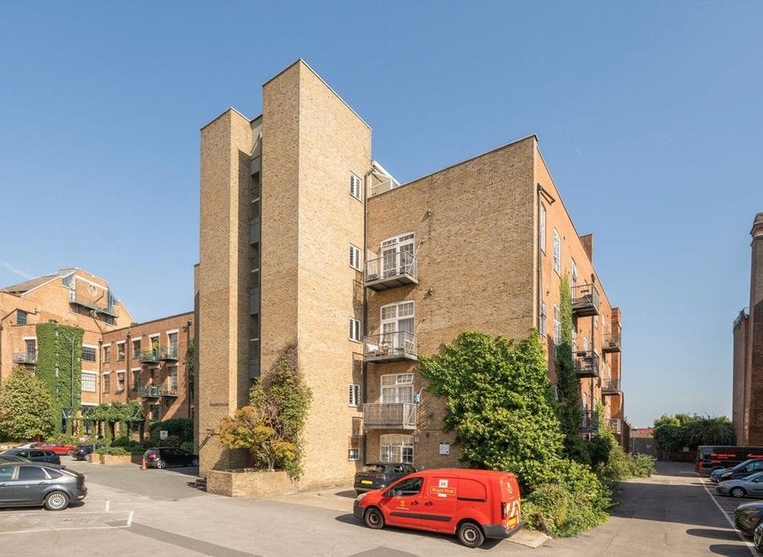 Flat Morris Road in Greater London