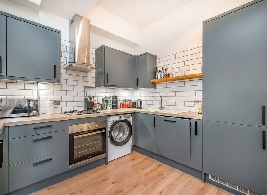 Flat Morris Road in Greater London