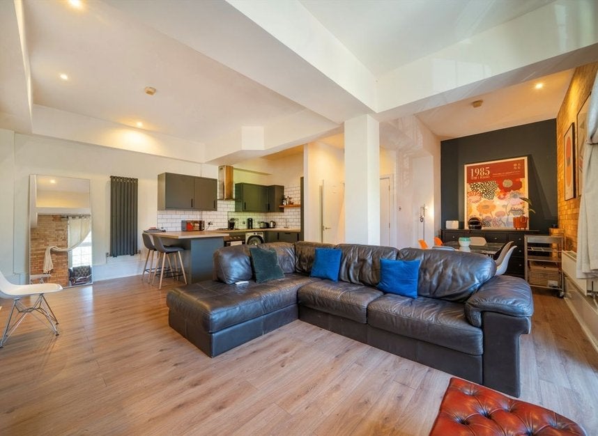 Flat Morris Road in Greater London