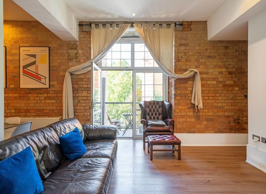 Flat Morris Road in Greater London