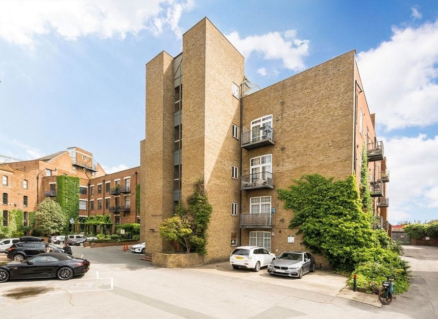 Flat Morris Road in Greater London