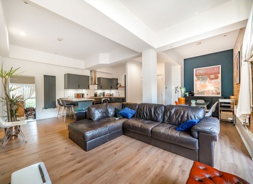 Flat Morris Road in Greater London