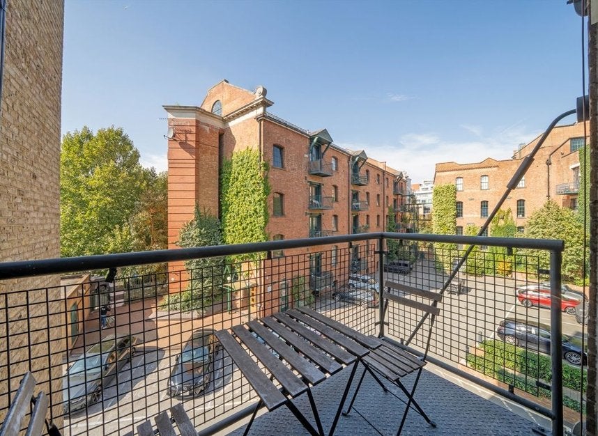 Flat Morris Road in Greater London