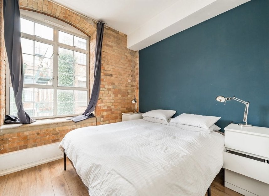 Flat Morris Road in Greater London