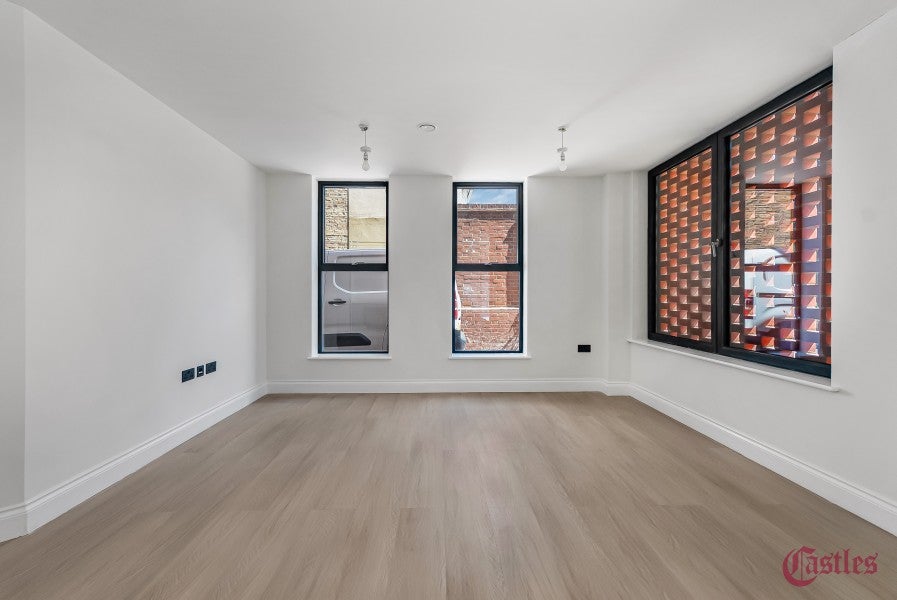 Flat Harold Road in Greater London