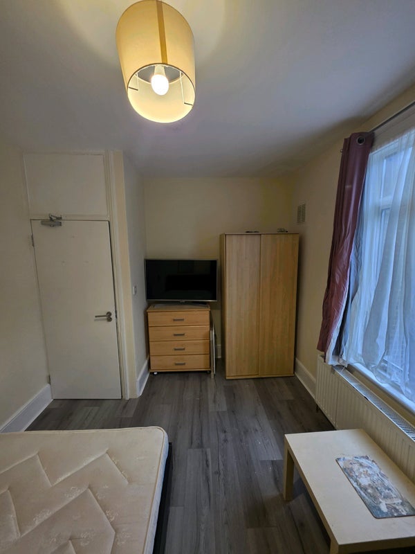 Room Baronet Road in Greater London