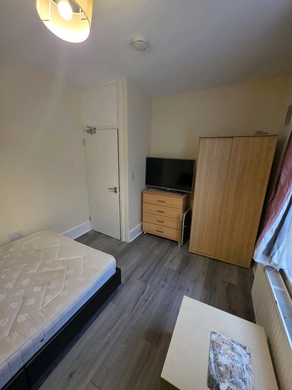 Room Baronet Road in Greater London