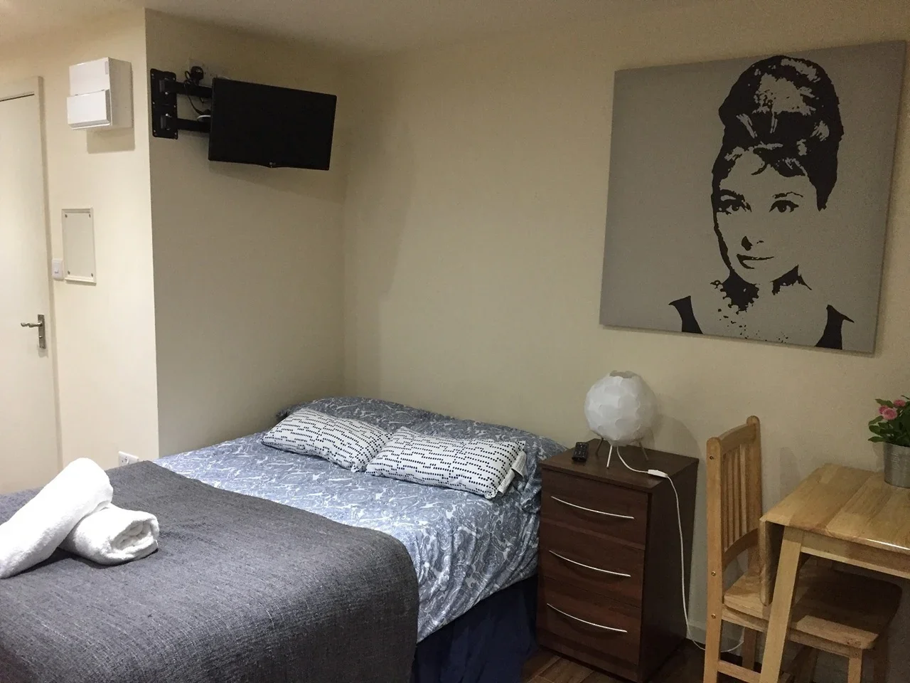 Flat Cranhurst Road in Greater London