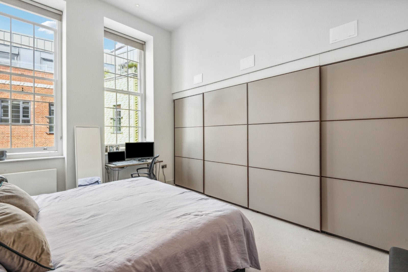 Flat Market Place in Greater London
