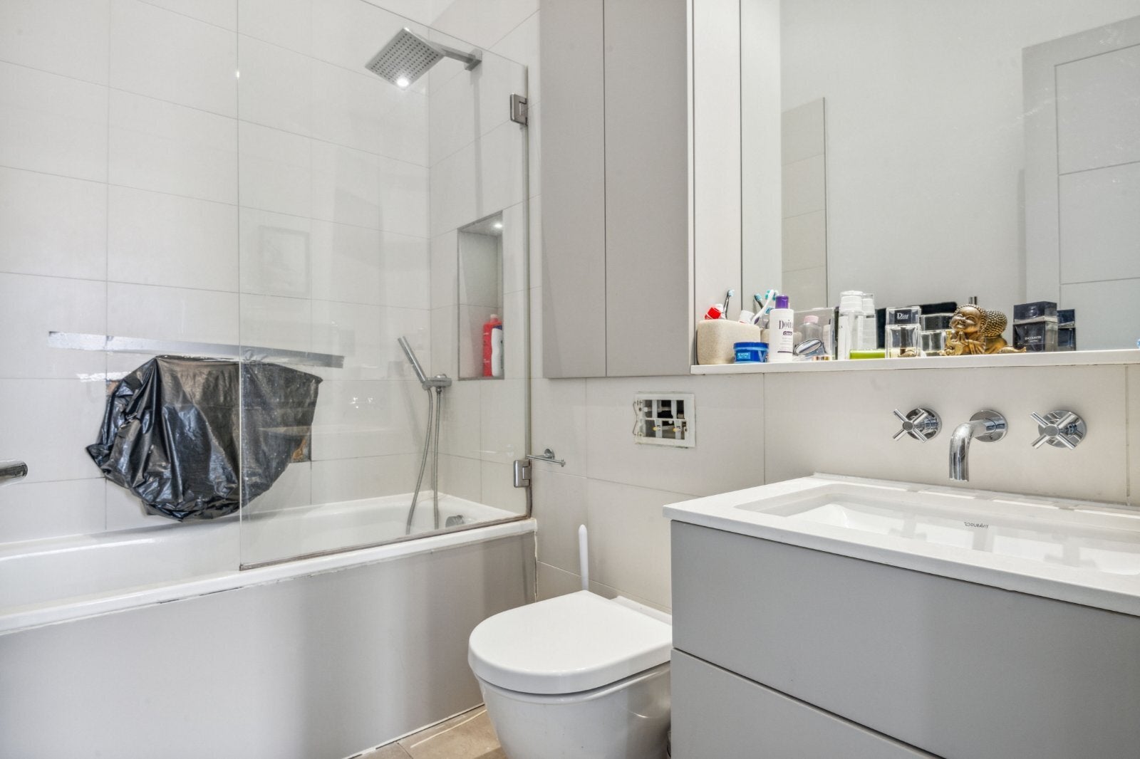 Flat Market Place in Greater London
