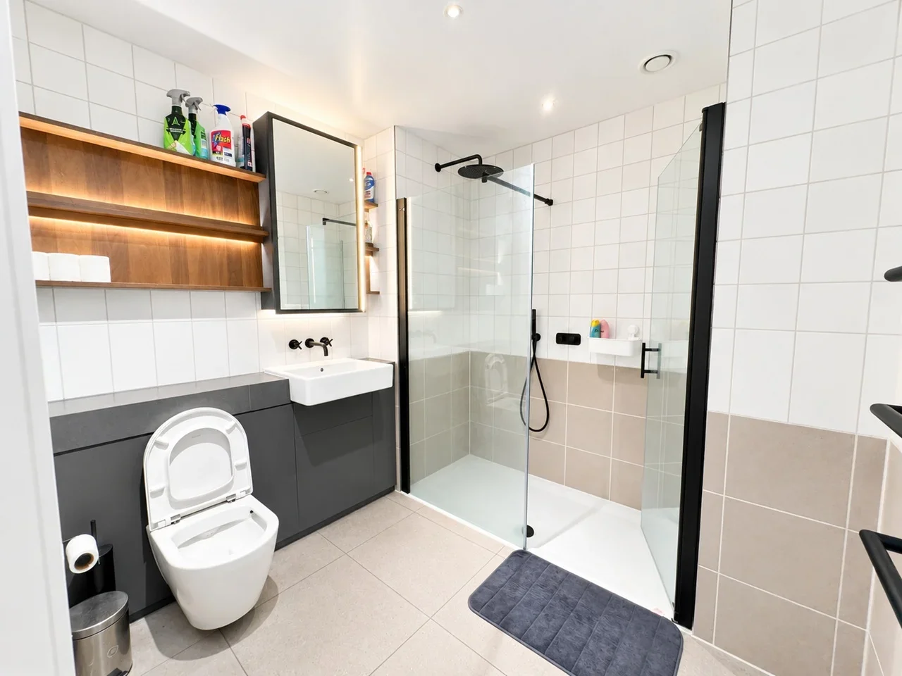 Flat Deal Porters Way in Greater London