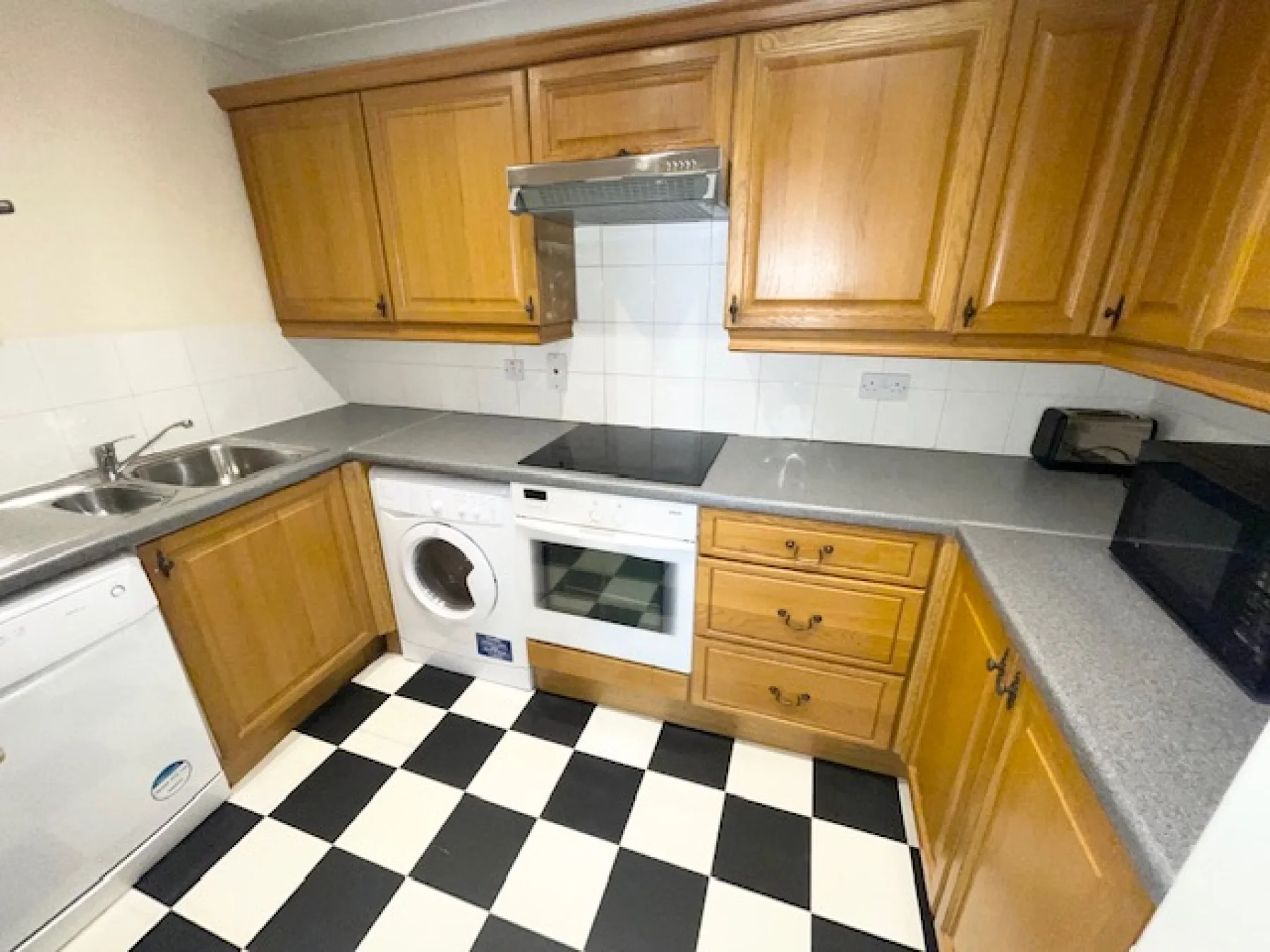 Flat Meridian Place in Greater London