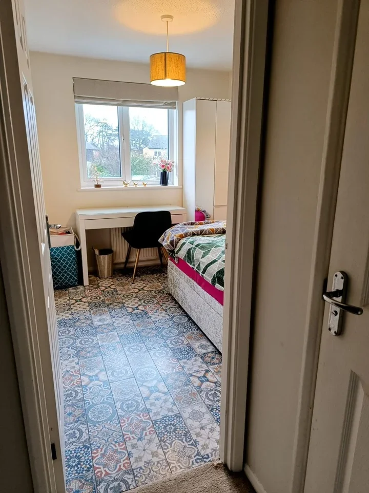 Room Priors Way in Holyport