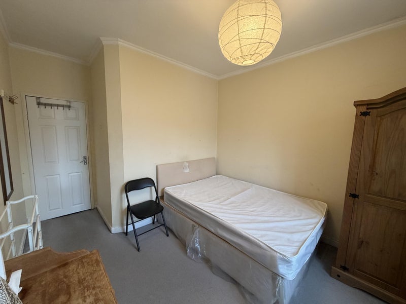 Room Rowley Road in Greater London