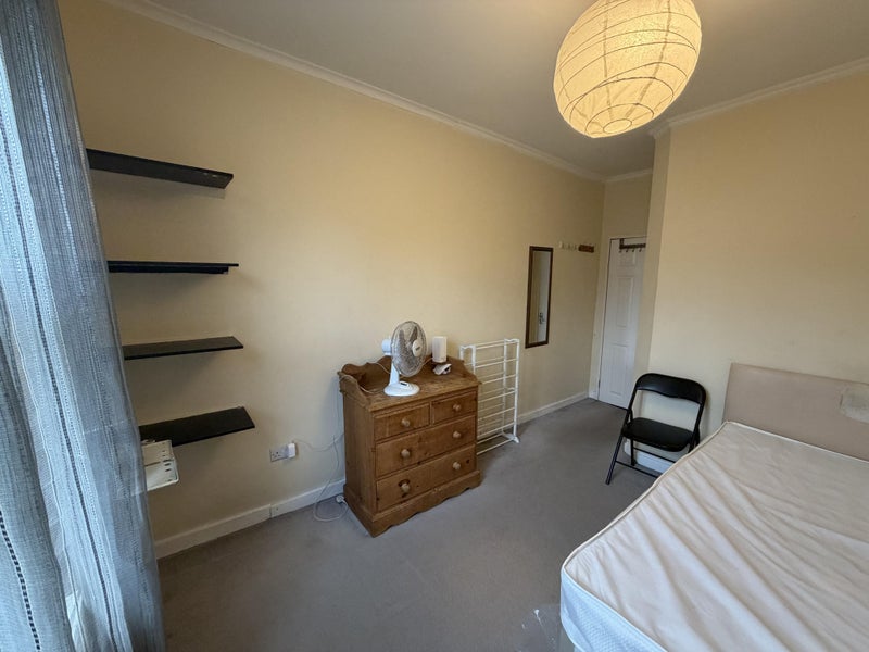 Room Rowley Road in Greater London