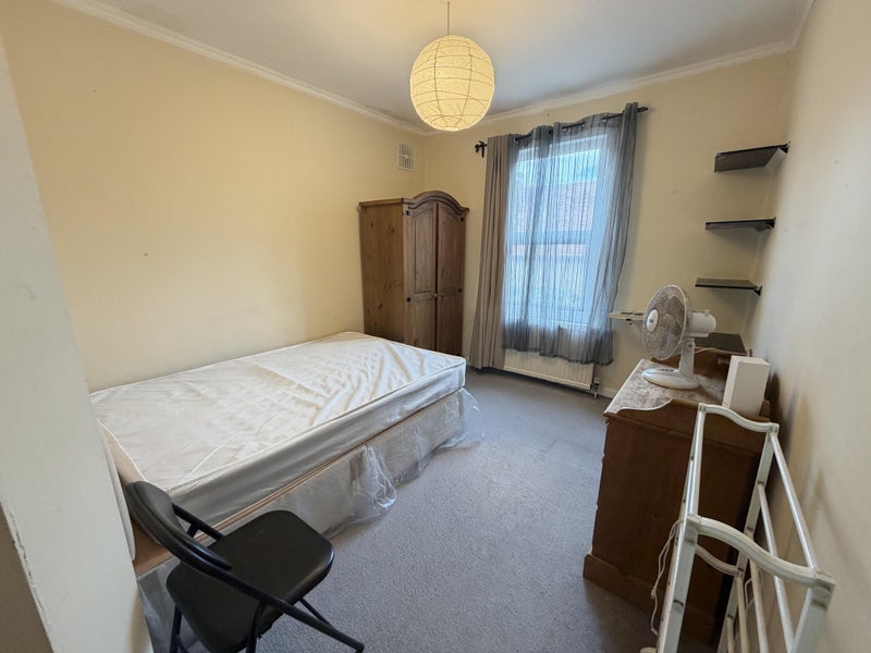 Room Rowley Road in Greater London