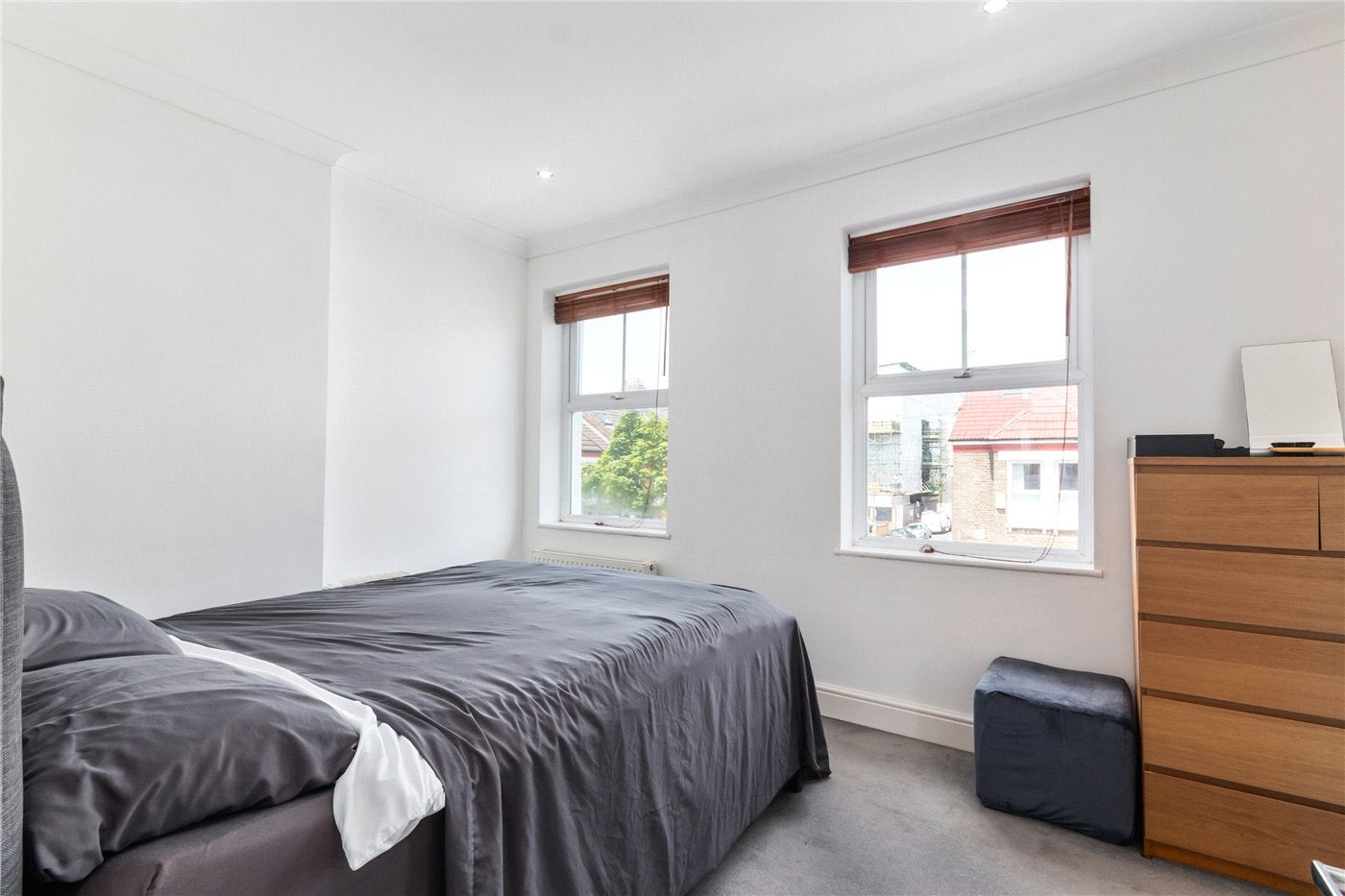 Flat Byton Road in Greater London