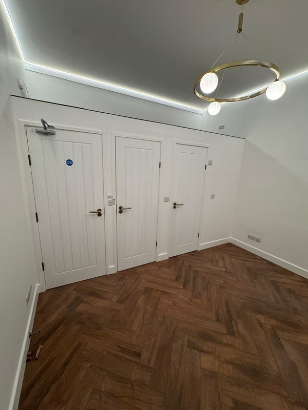 Room Plumstead High Street in Greater London
