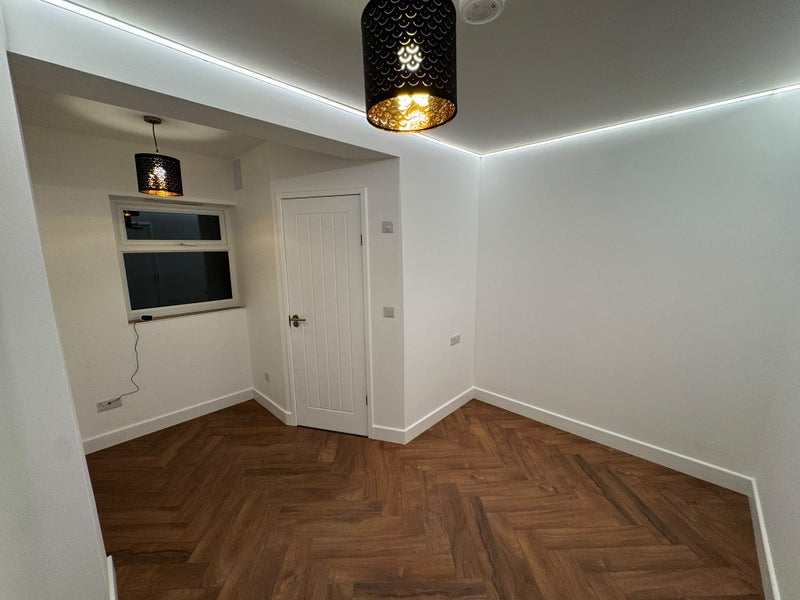 Room Plumstead High Street in Greater London