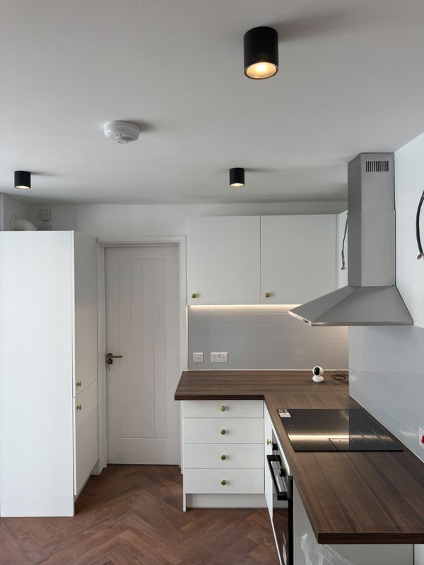 Room Plumstead High Street in Greater London