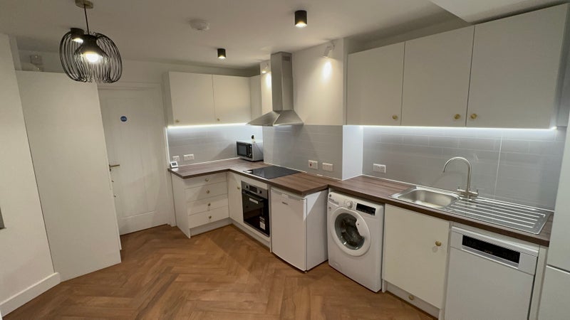 Room Plumstead High Street in Greater London