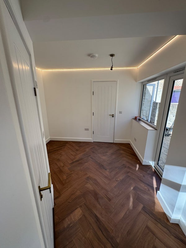 Room Plumstead High Street in Greater London
