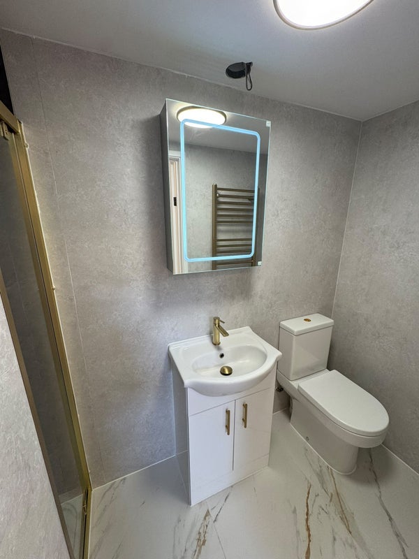Room Plumstead High Street in Greater London