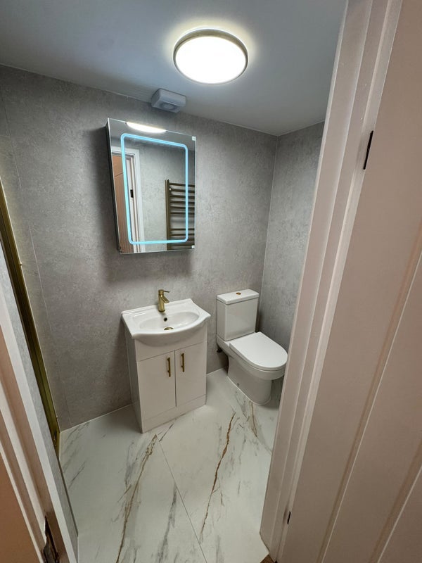 Room Plumstead High Street in Greater London