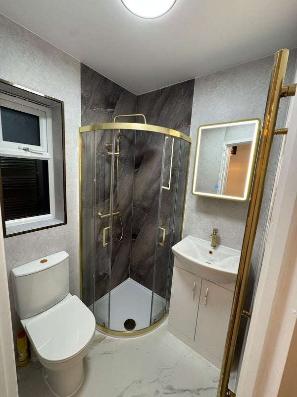 Room Plumstead High Street in Greater London