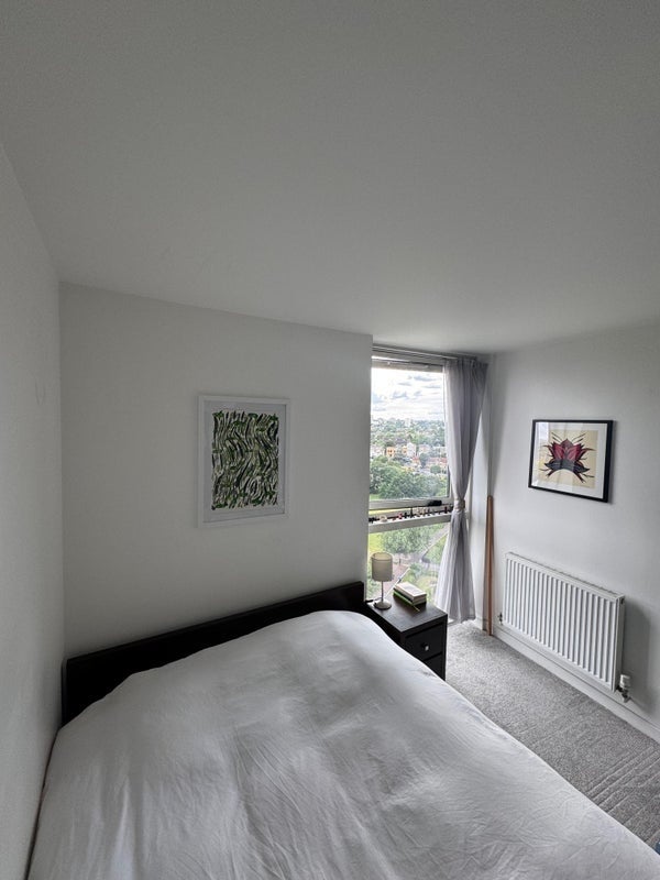 Room Mapleton Road in Greater London