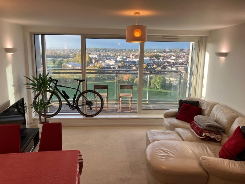 Room Mapleton Road in Greater London
