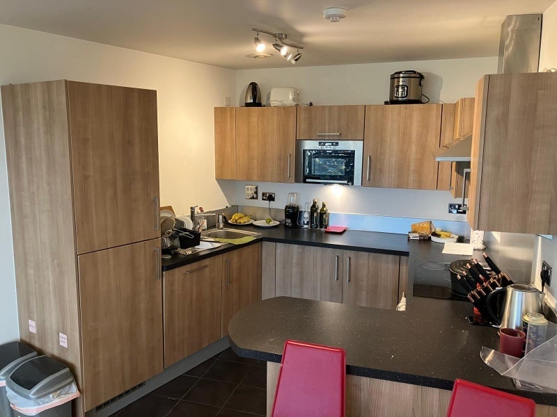 Room Mapleton Road in Greater London