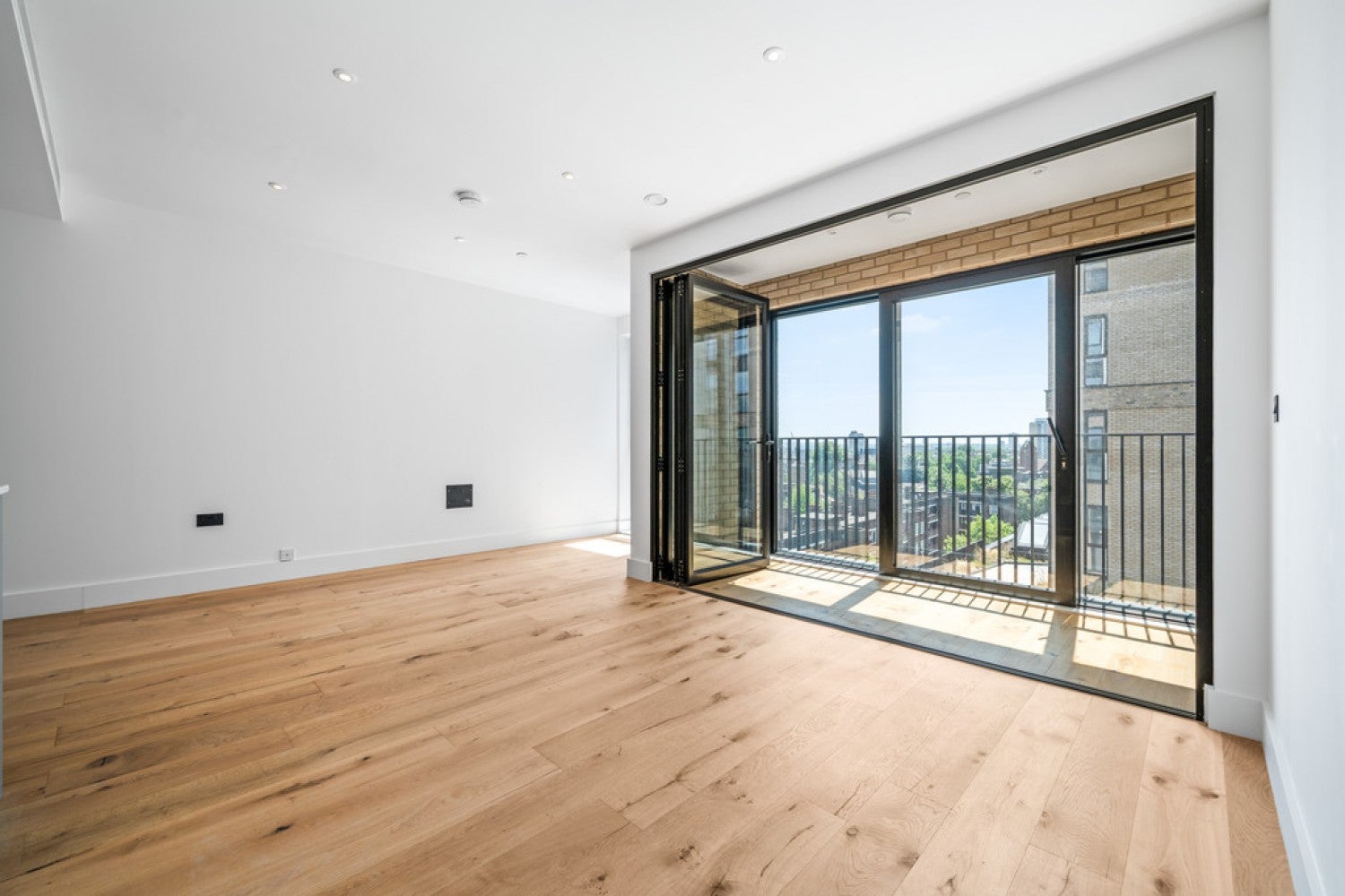 Flat Glasshouse Walk in Greater London