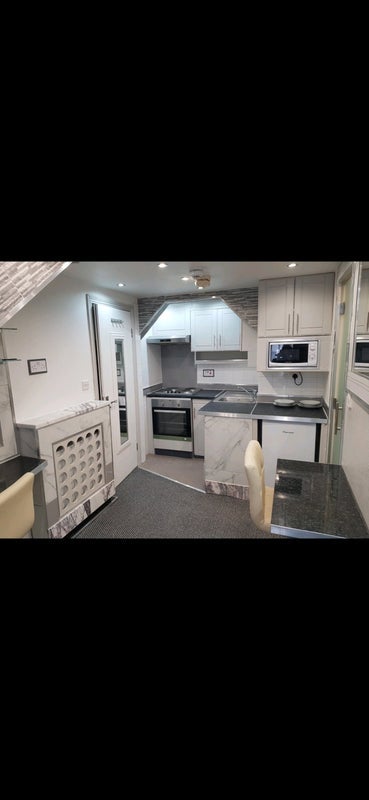 Room Morrish Road in Greater London