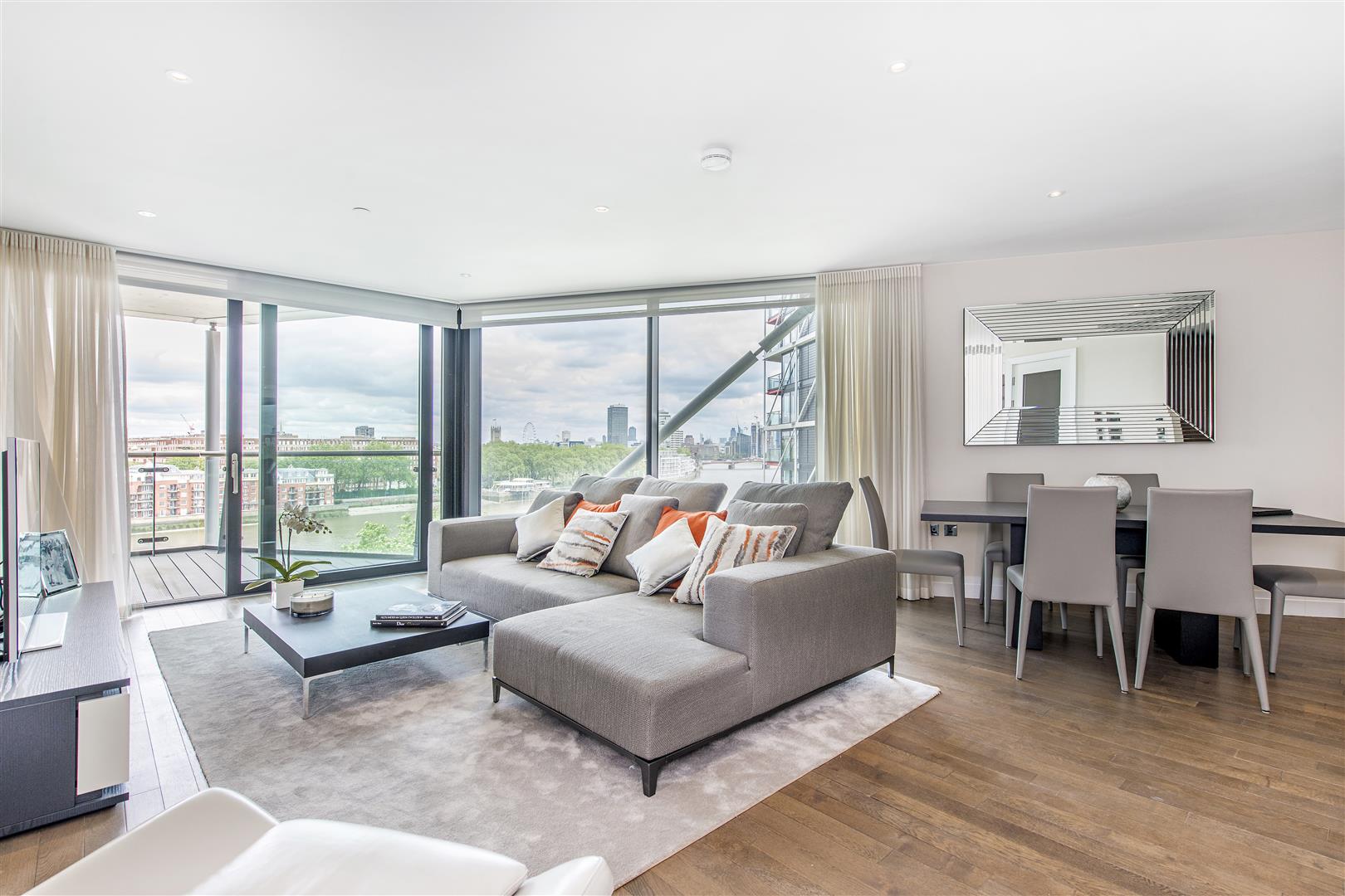 Flat Tideway Walk in Greater London