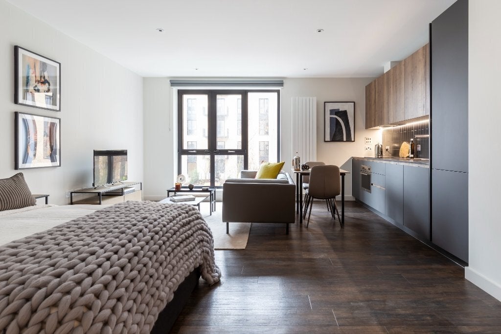 Flat Berkeley Avenue in Greater London