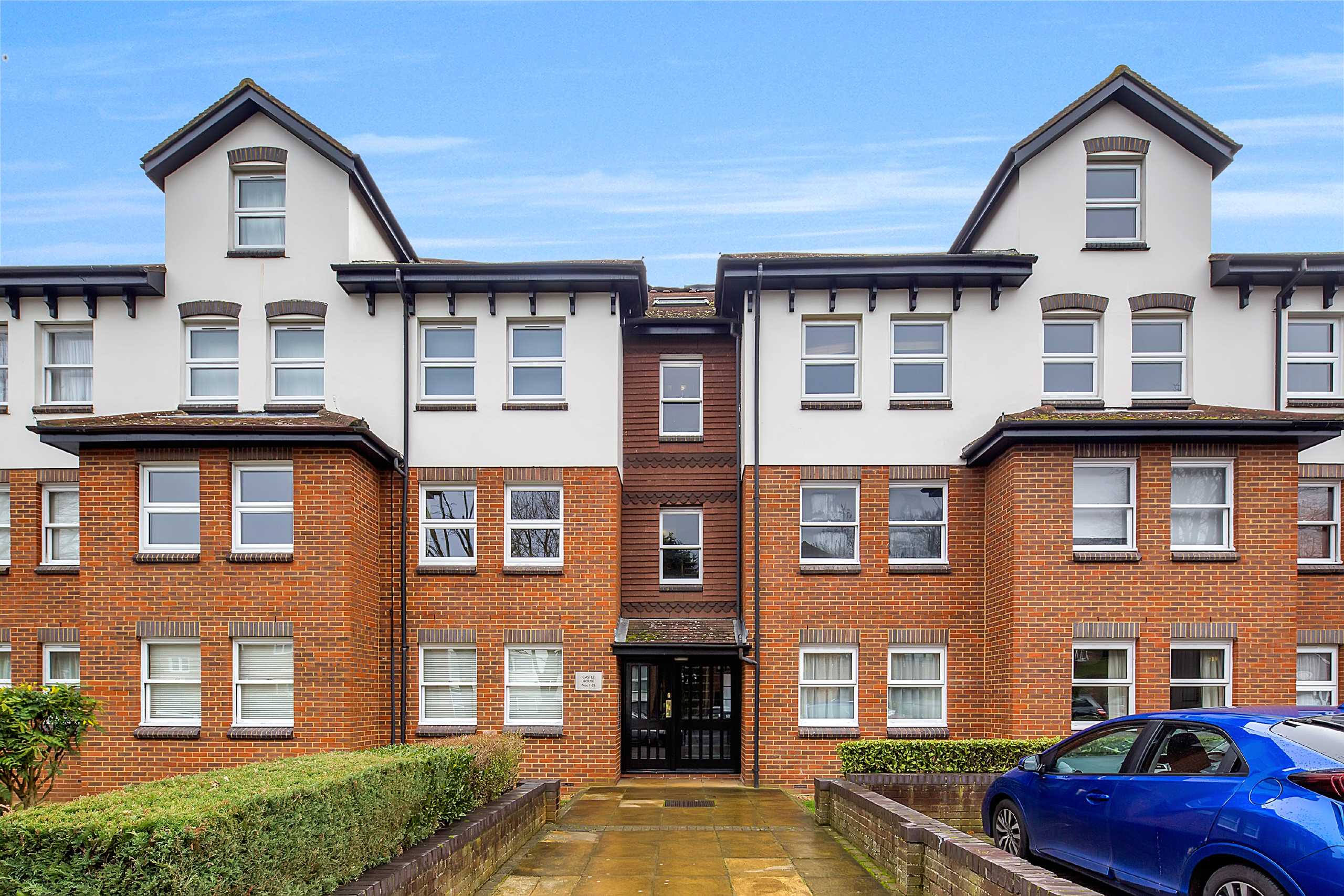 Flat Overton Road in Greater London
