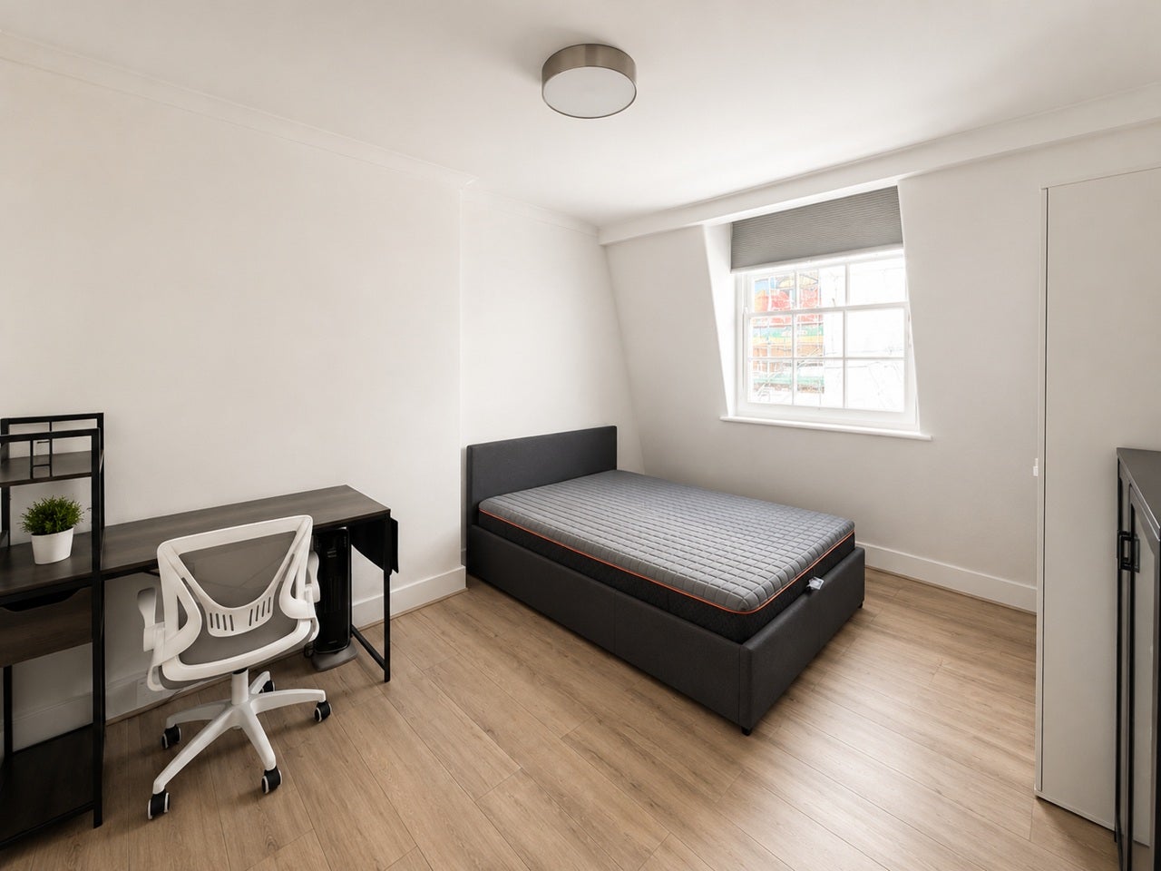 Flat Sandwich Street in Greater London