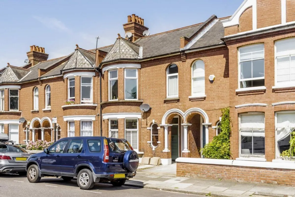Flat Burnbury Road in Greater London