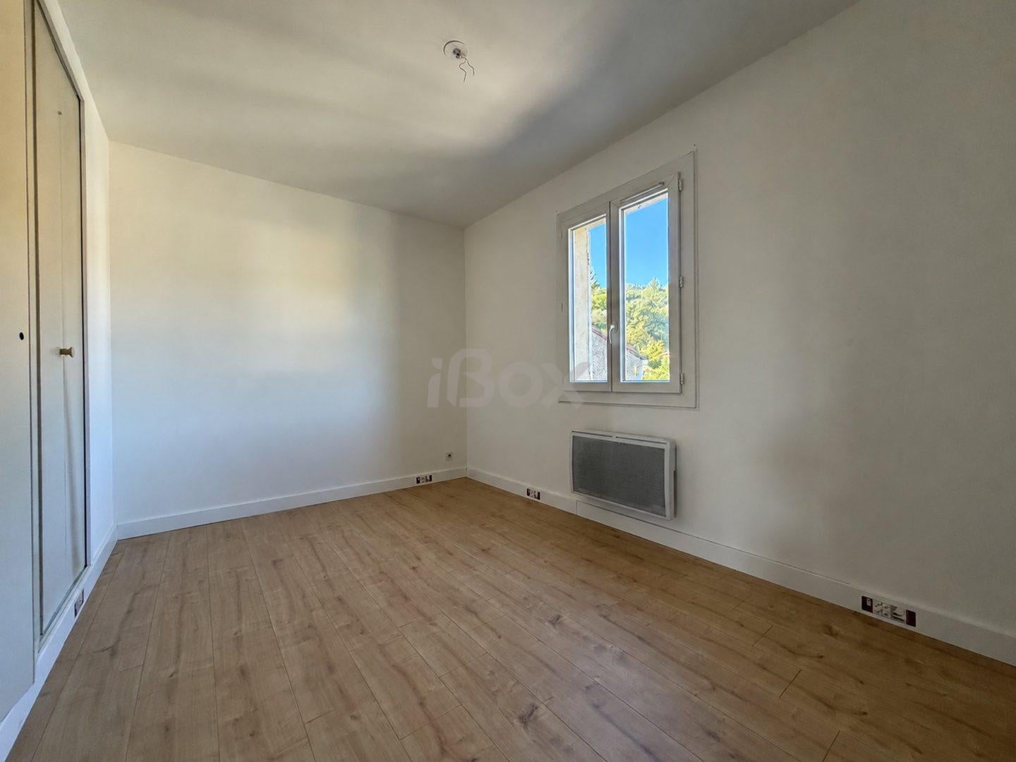 Flat Avenue Guy Teisseire in Cuers