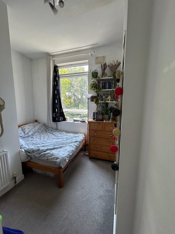 Room Louvaine Road in Greater London