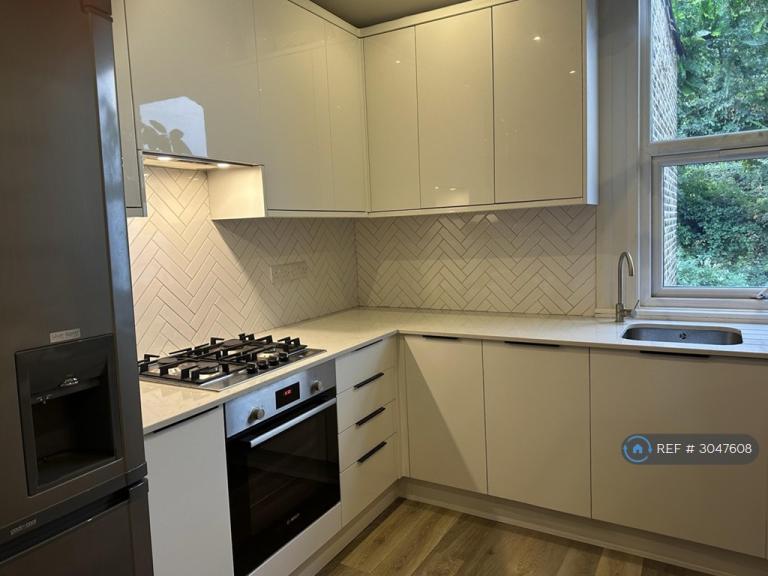 Flat Summerley Street in Greater London