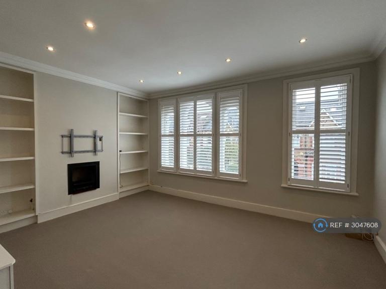 Flat Summerley Street in Greater London