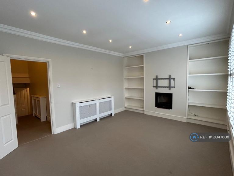 Flat Summerley Street in Greater London