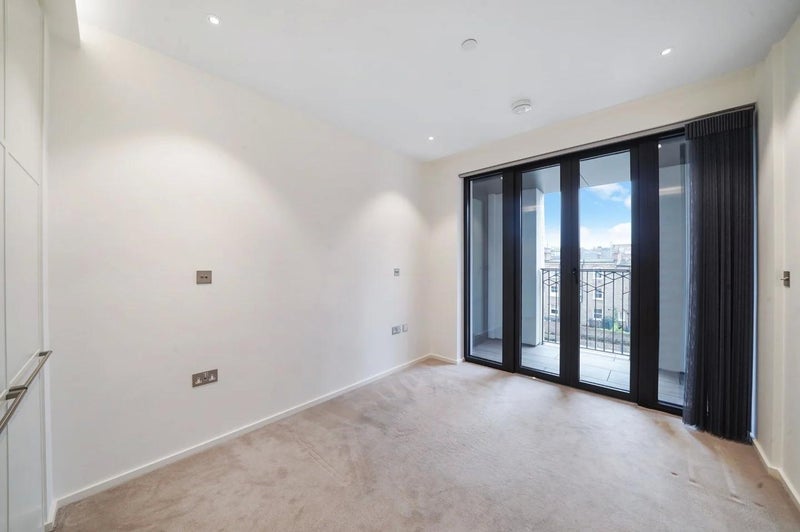 Room Farnfield Close in Greater London