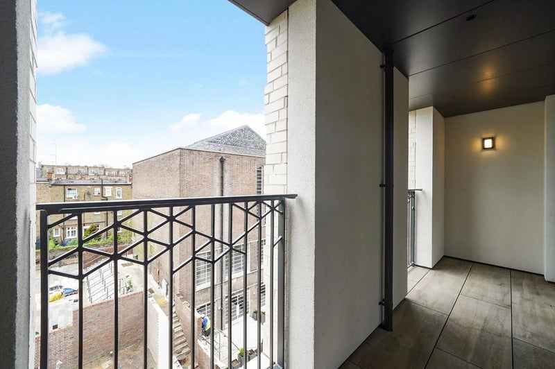 Room Farnfield Close in Greater London