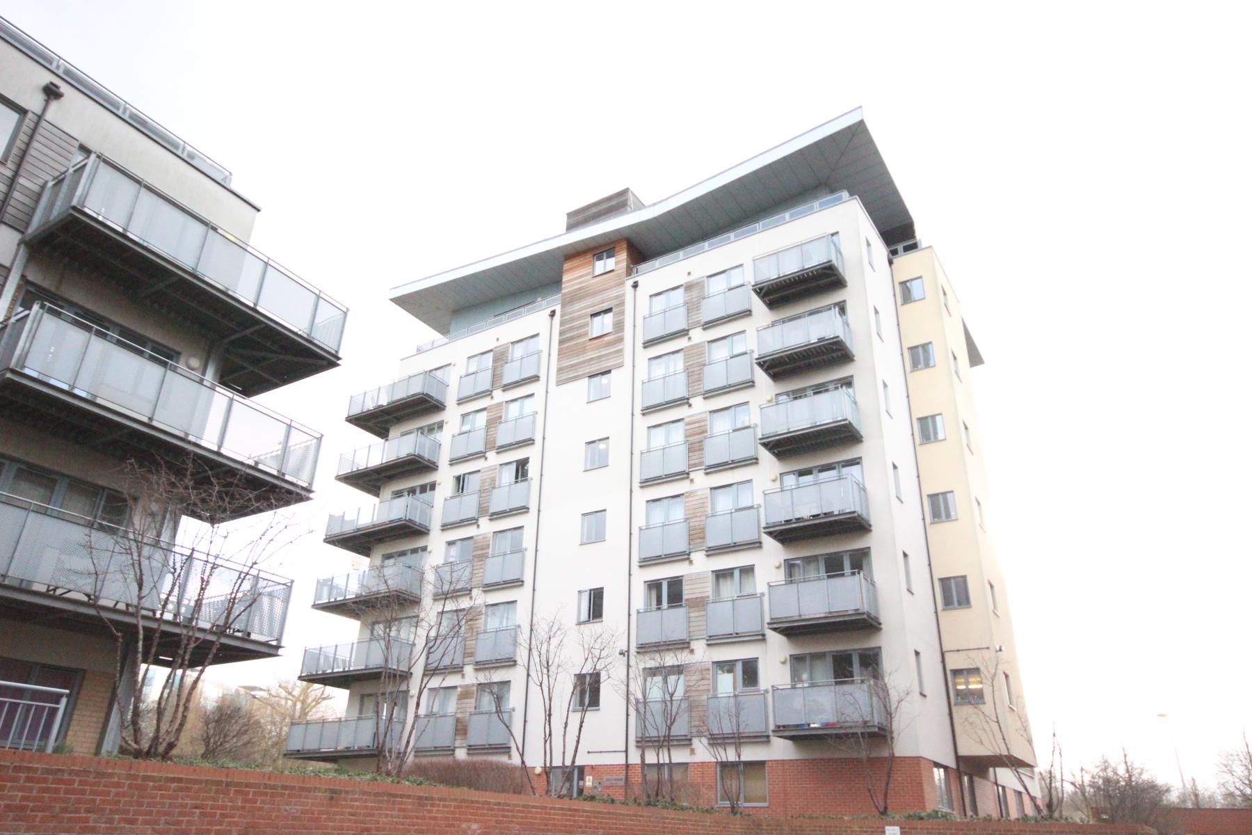 Flat Agate Close in Greater London