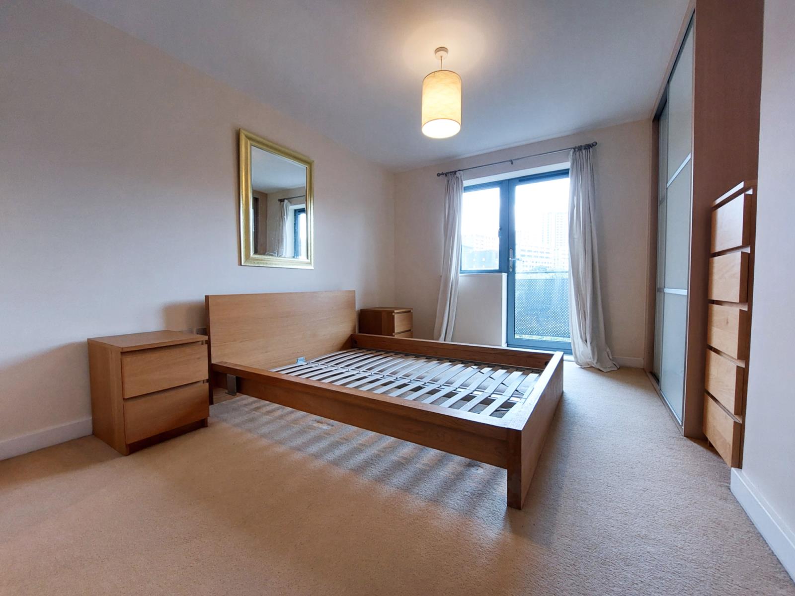 Flat Agate Close in Greater London